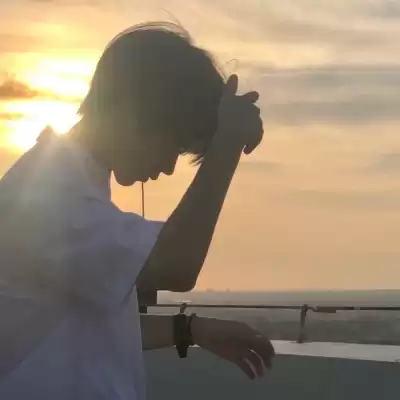 仰映容